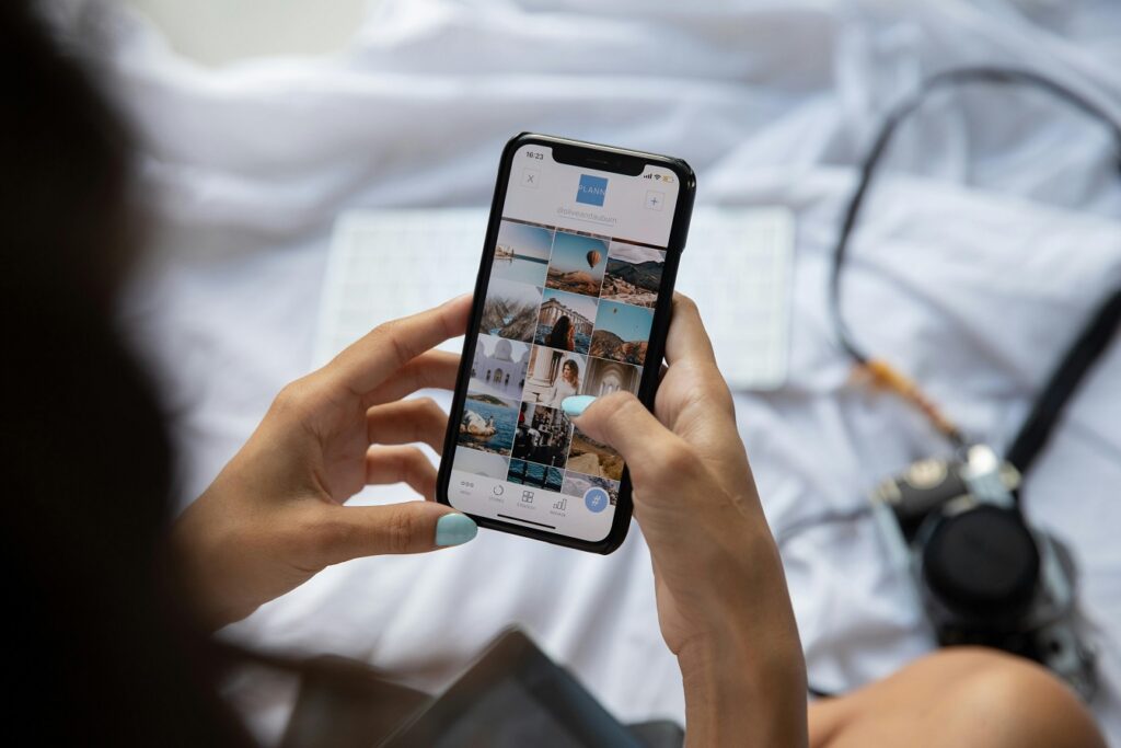 pexels plann 2999237 4549408 1 Do 'feed' para o mundo! Jovens usam redes sociais para escolher destinos, afirma MTur