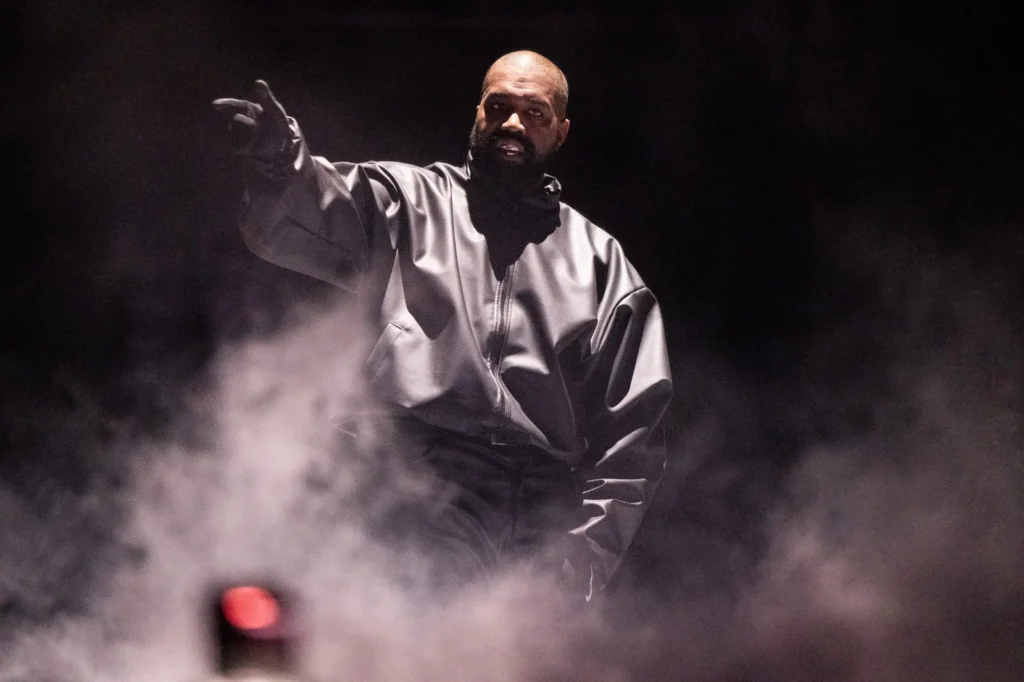 rapper kanye west performs onstage 97855981 e1738659226365 Com pré-venda esgotada em uma hora, venda geral de ingressos para show do Kanye West abre dia 23/09