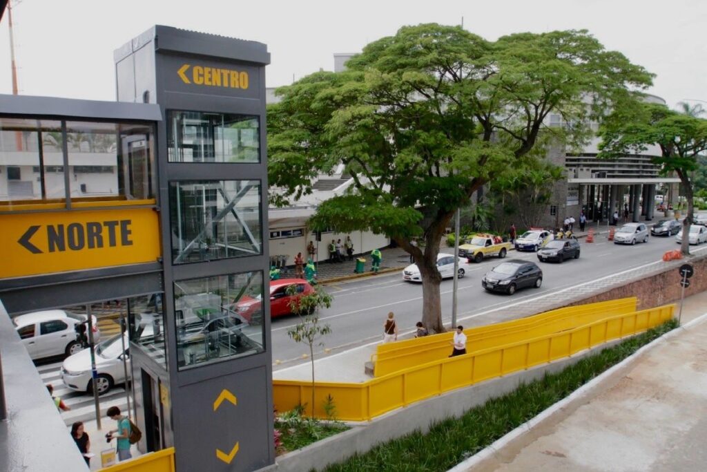 Aena investe R$ 1 milhão na gestão da passarela em frente ao Aeroporto de Congonhas Aena investe R$ 1 milhão na gestão da passarela em frente ao Aeroporto de Congonhas