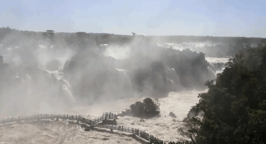 Cataratas do Iguaçu seguem abertas, mesmo com cheia que elevou vazão a quase cinco vezes o normal Cataratas do Iguaçu seguem abertas, mesmo com cheia que elevou vazão a quase cinco vezes o normal