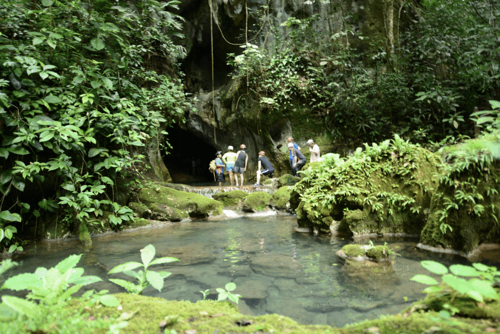 Belize com amigos: roteiro de 5 dias une aventura, cultura e Caribe cristalino Belize com amigos: roteiro de 5 dias une aventura, cultura e Caribe cristalino