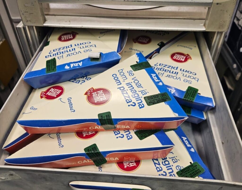Azul volta a servir pizza a bordo após sucesso em voos internacionais