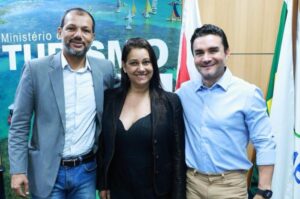 Ítalo Mendes e Meyre France, da Anseditur, com Celso Sabino, do MTur (Divulgação/Anseditur)