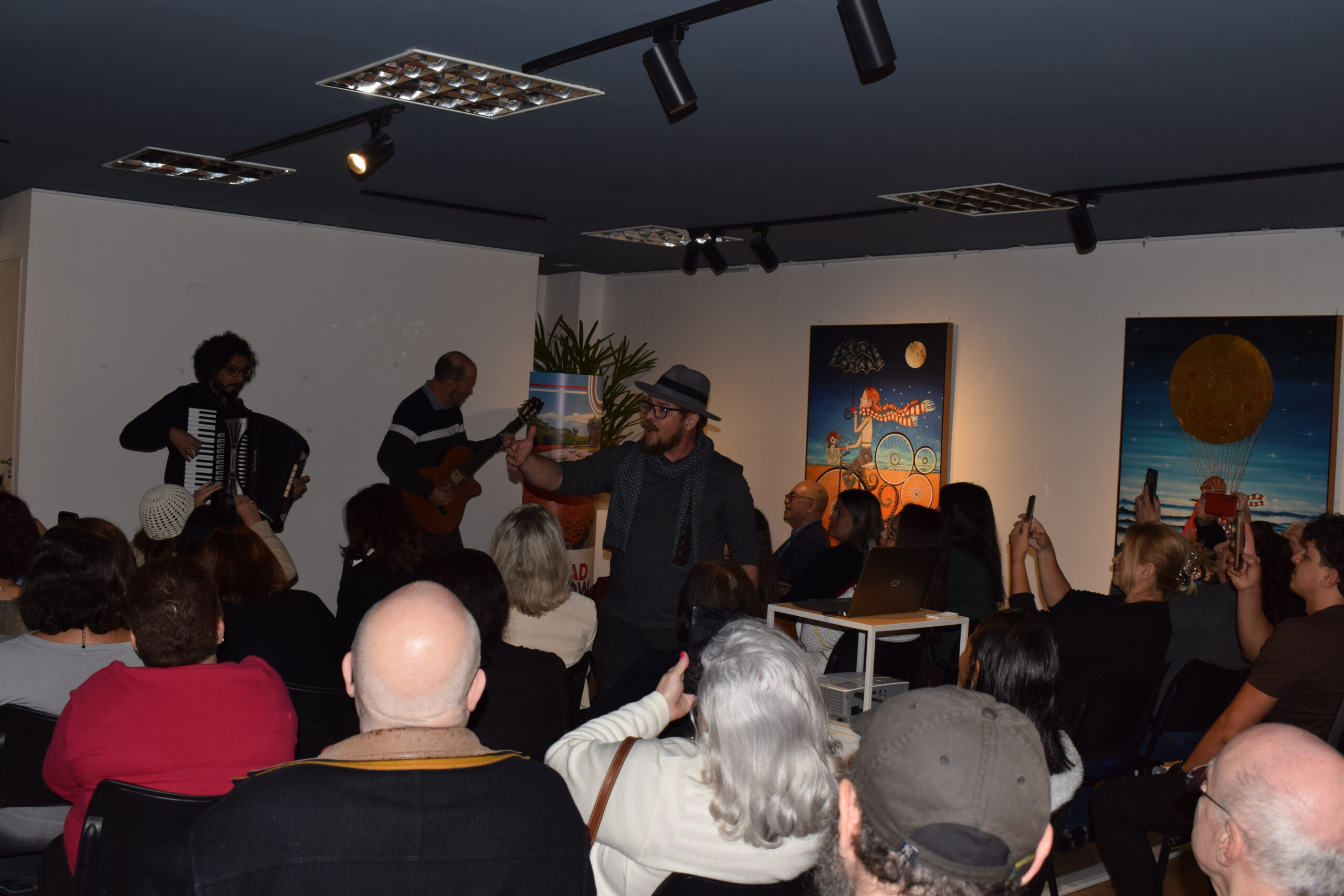 Geraldo Lacerdini, dono da galeria, durante performance musical