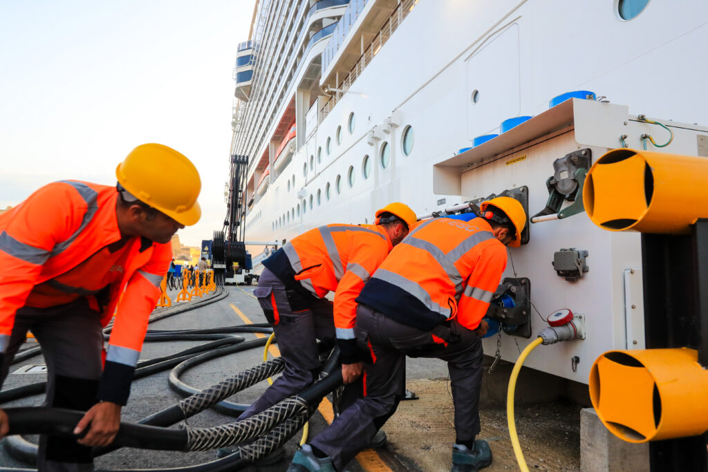Grupo MSC conquista novo marco em sua jornada rumo à descarbonização; confira 2 MSC World Europa e conectado a energia eletrica Grupo MSC conquista novo marco em sua jornada rumo à descarbonização; confira