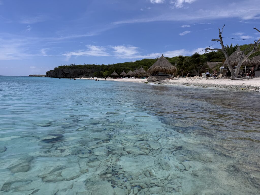 O mar azul fluorescente de Cas Abao na costa noroeste De hotéis históricos a festas na praia: último dia de famtour da Orinter Pride revela a Curaçao autêntica