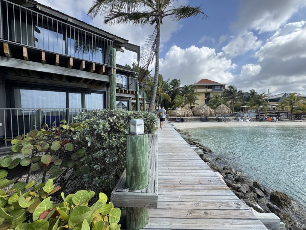 Os quartos com vista para o mar do Avila Beach Hotel De hotéis históricos a festas na praia: último dia de famtour da Orinter Pride revela a Curaçao autêntica