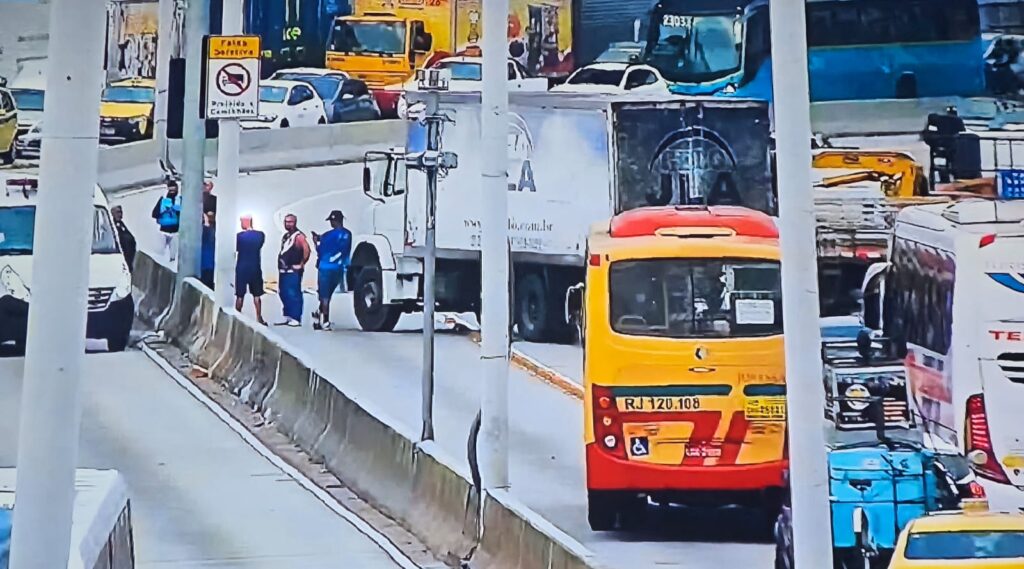 Caos no Rio: 64 mortos, ônibus sequestrados e vias interditadas em dia de terror na capital fluminense Caos no Rio: 64 mortos, ônibus sequestrados e vias interditadas em dia de terror na capital fluminense