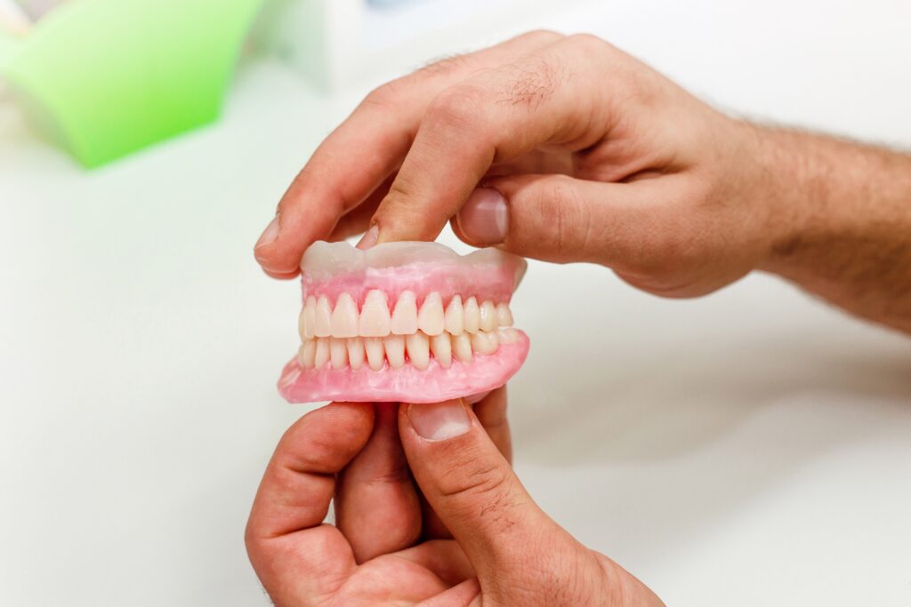 Azul revela lista curiosa de objetos esquecidos em aviões: de dentadura a tampa de panela; veja a lista Azul revela lista curiosa de objetos esquecidos em aviões: de dentadura a tampa de panela; veja a lista