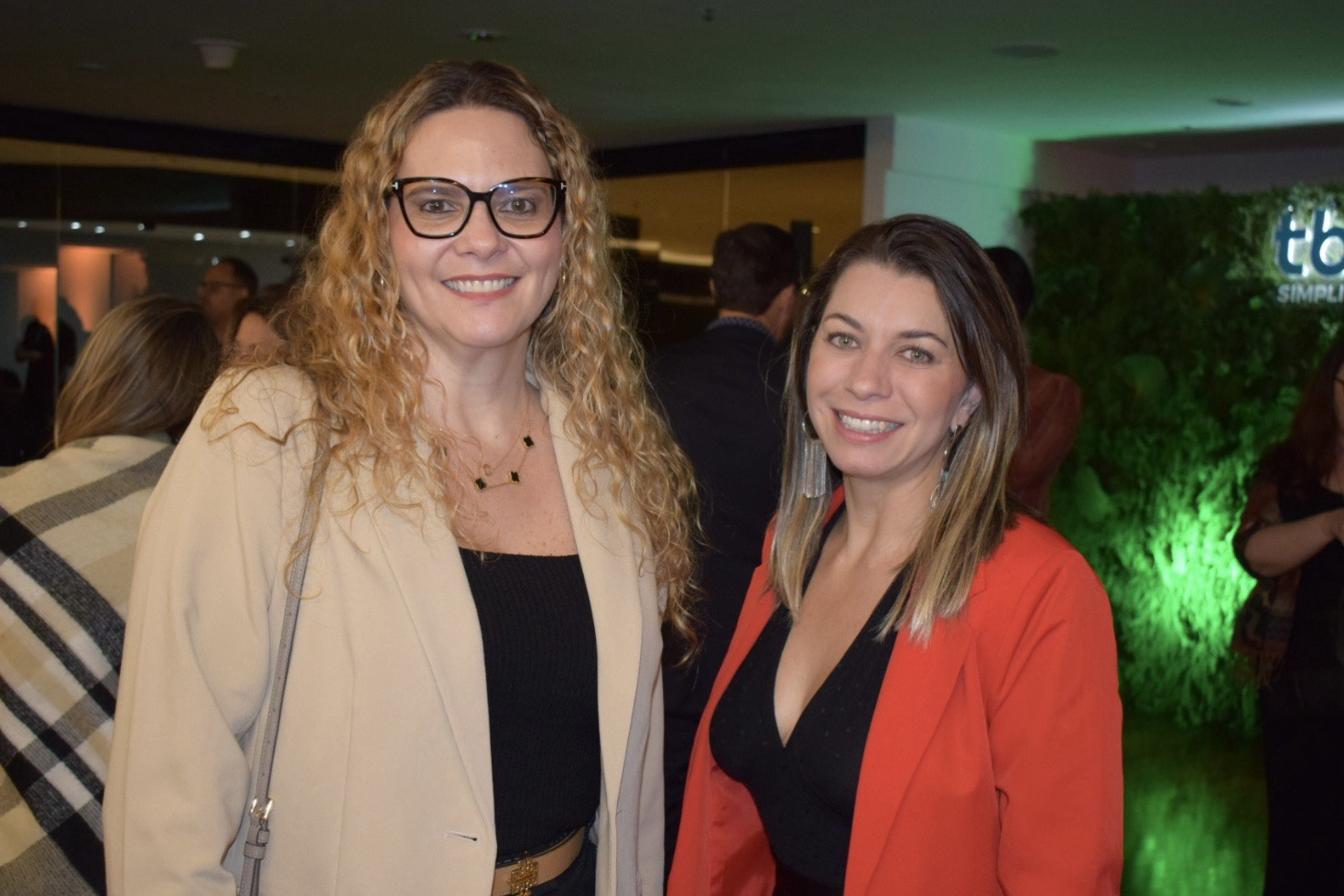 Cybelli Boscovich, da Boscovich Turismo; e Talita Romero, da Mello Faro Turismo (Giulia Jardim/M&E)