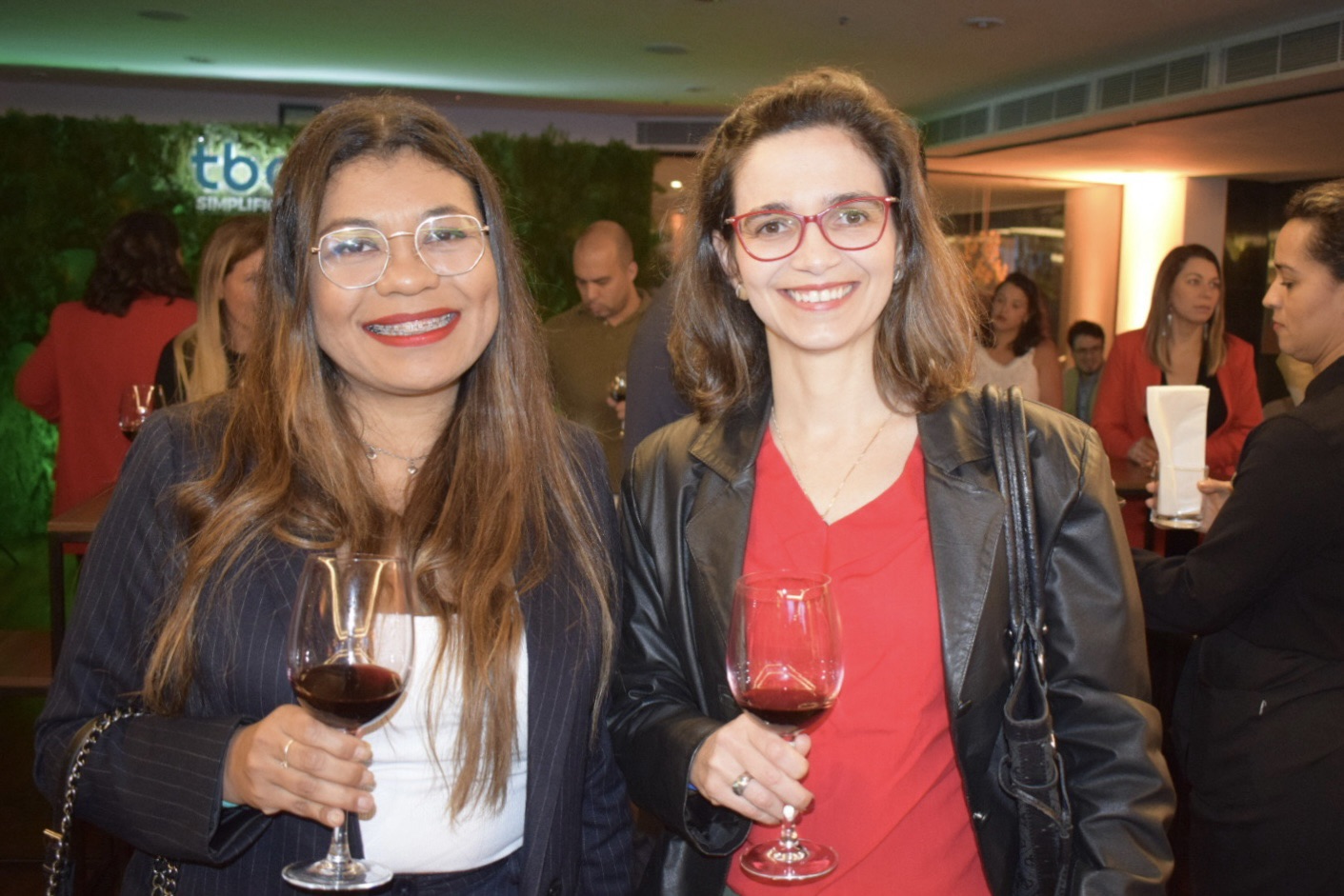 Eliziane Souza, Flytour; e Lidiane Peixoto, da Pack Tour (Giulia Jardim/M&E)
