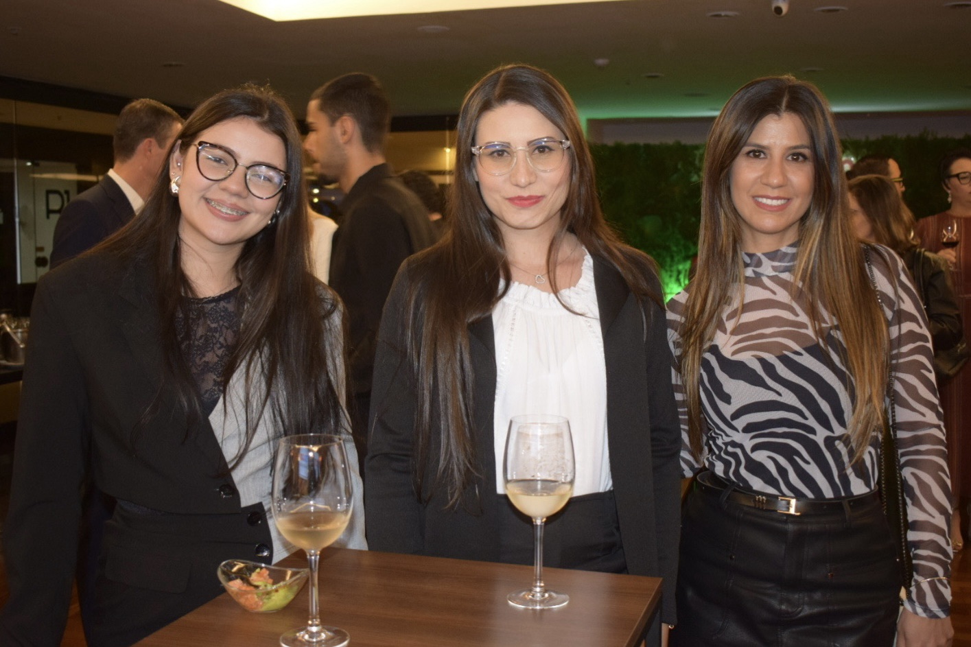 Rafaella Souza, da Vita Travel; ao lado de Bruna Leite e Catarina Leite, da Cantatur (Giulia Jardim/M&E)