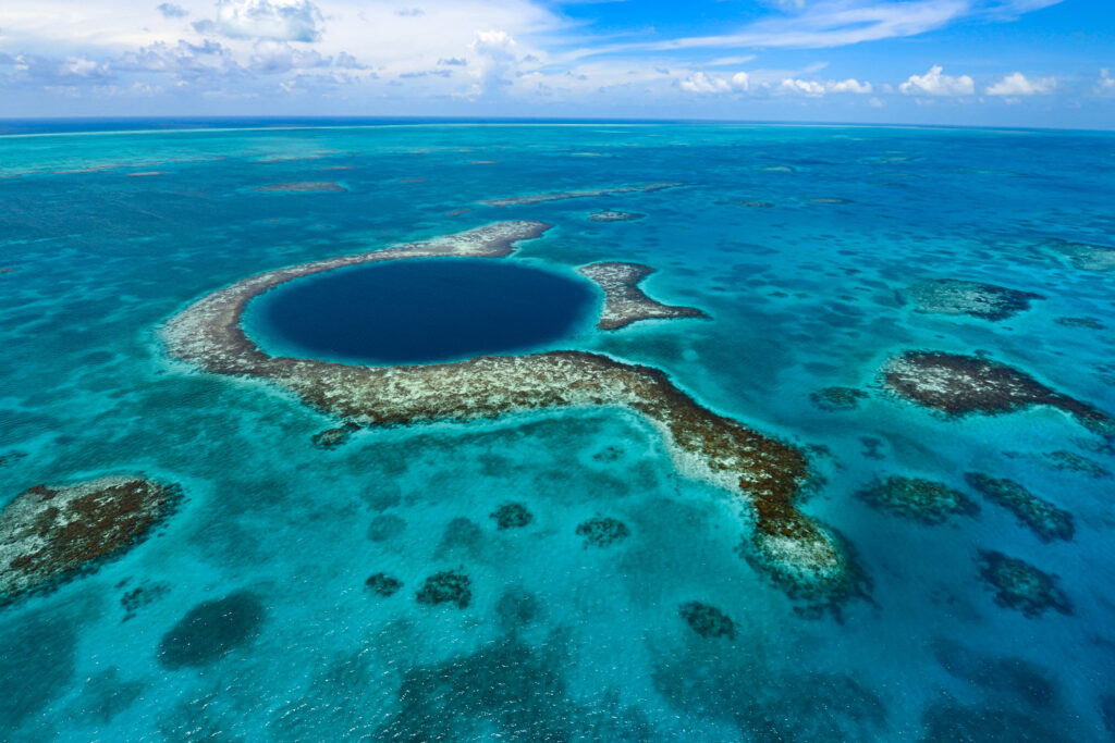 Sobrevoo do Great Blue Hole, em Belize, é considerada uma das experiências mais incríveis do mundo