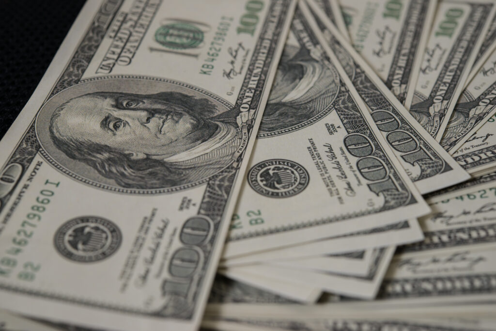 Dólar abre em queda com alívio após avanço para encerrar shutdown nos EUA Dólar abre em queda com alívio após avanço para encerrar shutdown nos EUA