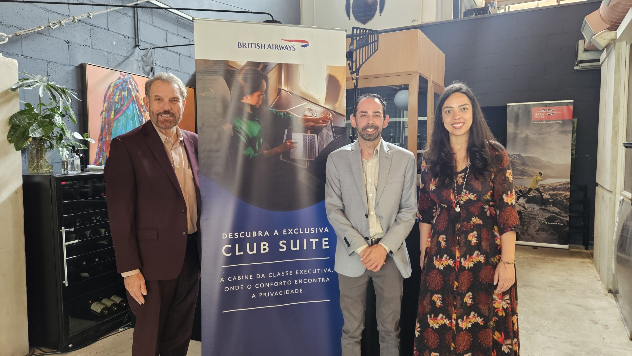 Valdir Miranda, da British Airways, entre Paul Gauger e Priscila Moraes, do VisitBritain