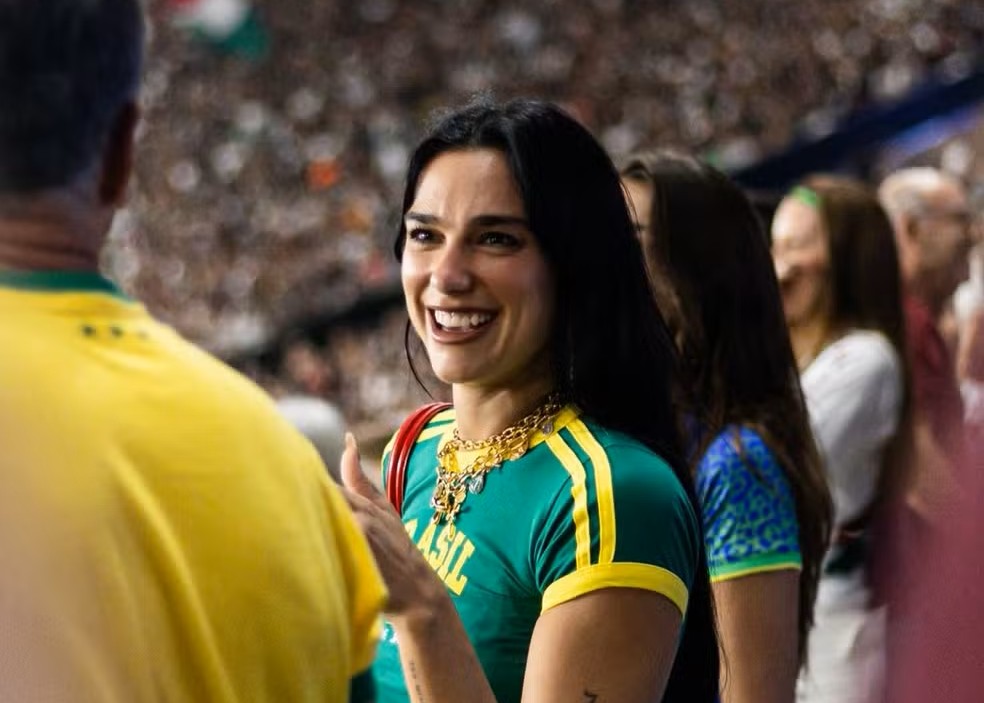 Dua Lipa Maracana As férias de Dua Lipa no Brasil: Veja 11 lugares que a diva pop conheceu