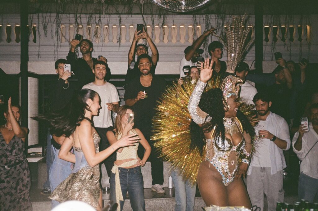 G6FVHQsWYAAlMfO As férias de Dua Lipa no Brasil: Veja 11 lugares que a diva pop conheceu