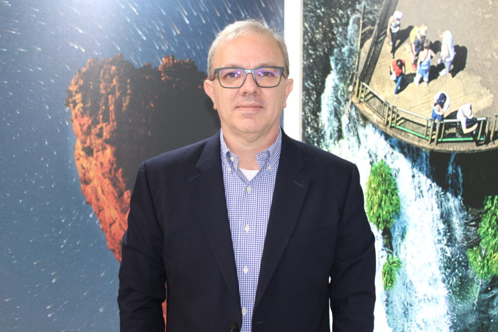 Após Curitiba, Paraná agora quer ter voo ligando Foz do Iguaçu à Europa e aposta em estandes próprios nas feiras internacionais Após Curitiba, Paraná agora quer ter voo ligando Foz do Iguaçu à Europa e aposta em estandes próprios nas feiras internacionais