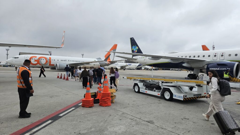 Pilotos e comissários da Gol e Azul votam até domingo (28) nova proposta de reajuste salarial; negativa pode resultar em greve no dia 1º Pilotos e comissários da Gol e Azul votam até domingo (28) nova proposta de reajuste salarial; negativa pode resultar em greve no dia 1º