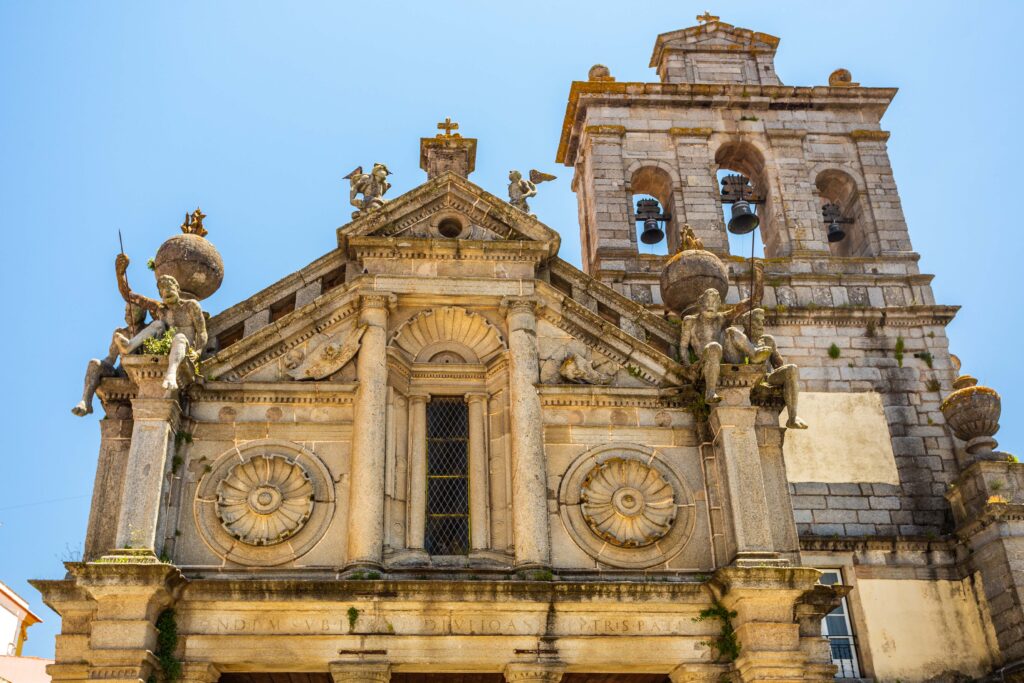 Entre tradições e vinhedos portugueses, Évora celebra sua história