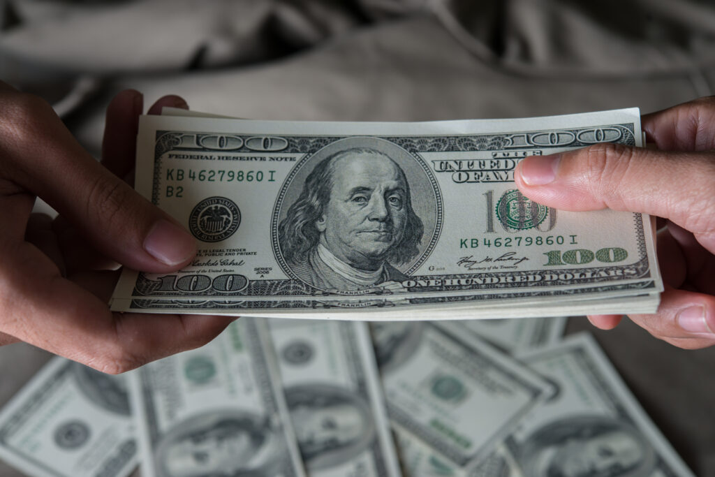 Dólar é a moeda mais negociada pelo 14º mês seguido no Brasil e dólar canadense ganha força em novembro