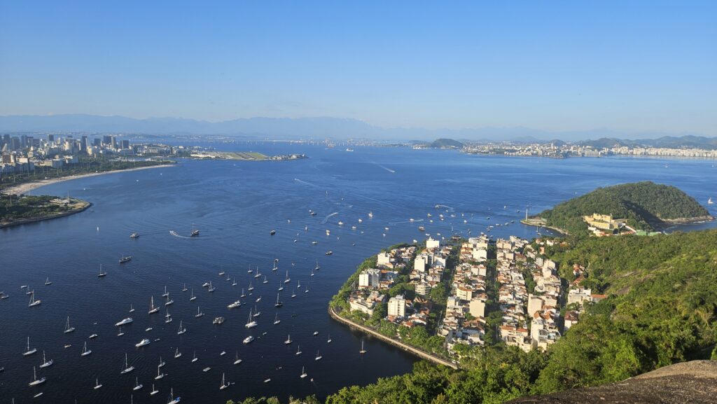 Recorde de visitantes impulsiona 2025 histórico no Bondinho Pão de Açúcar, que celebra Natal com Vila do Papai Noel