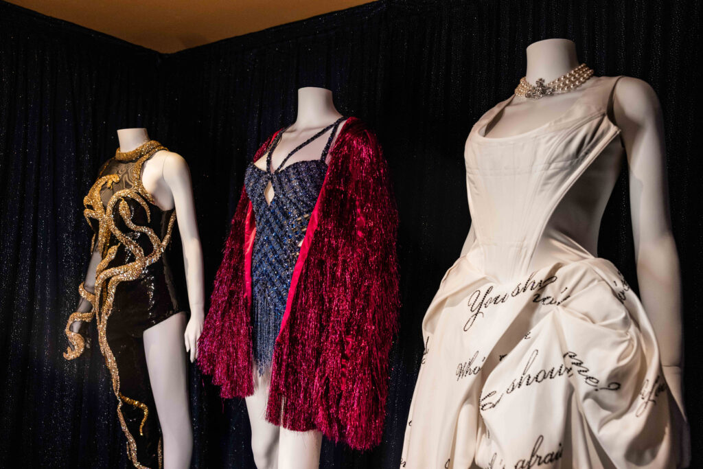 Disney’s Hollywood Studios recebe exposição exclusiva de figurinos da The Eras Tour, de Taylor Swift