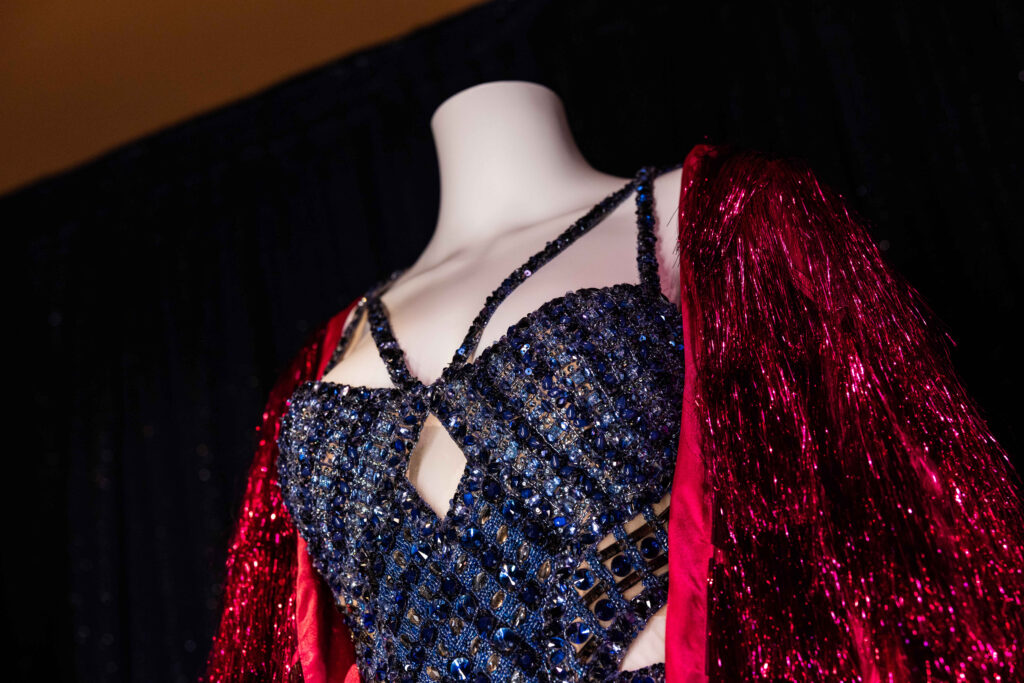 Disney’s Hollywood Studios recebe exposição exclusiva de figurinos da The Eras Tour, de Taylor Swift