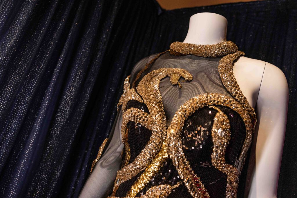 Disney’s Hollywood Studios recebe exposição exclusiva de figurinos da The Eras Tour, de Taylor Swift