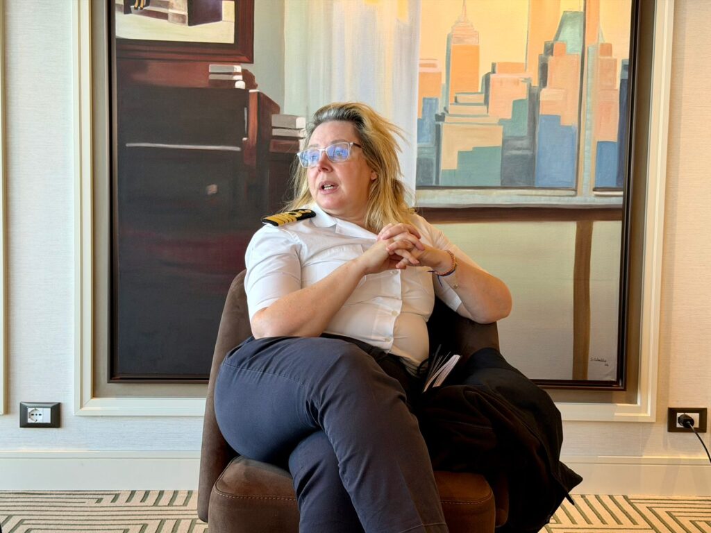 Serena Melani: a capitã que quebrou barreiras para comandar navios de cruzeiro capit