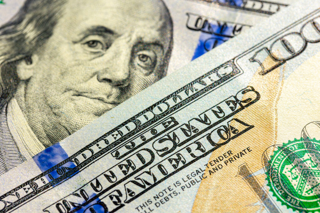 Dólar lidera e fecha transações de câmbio em alta no Brasil ao longo de 2025
