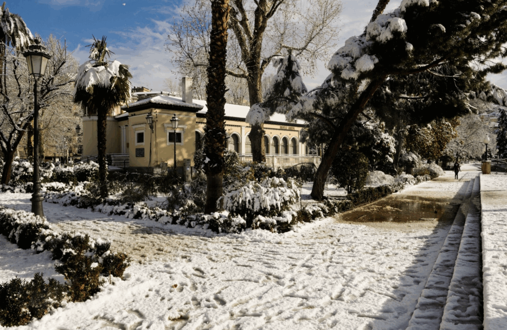 Europa em alerta: neve e vento derrubam operações aéreas e ferroviárias Europa em alerta: neve e vento derrubam operações aéreas e ferroviárias