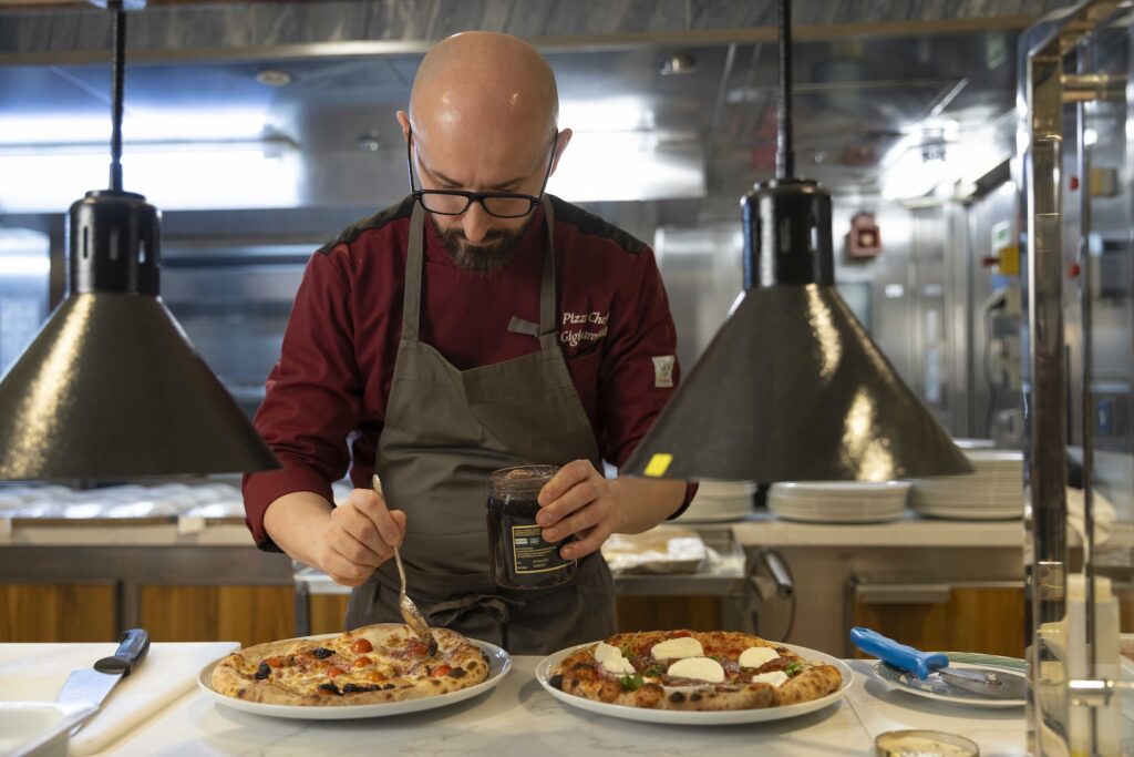 Regent aposta em jantar casual ao ar livre e leva pizzaria gourmet para o alto-mar Regent aposta em jantar casual ao ar livre e leva pizzaria gourmet para o alto-mar
