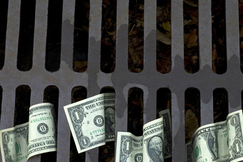 Dólar em queda impulsiona viagens e brasileiros batem recorde de gastos no exterior em 2026 dólar