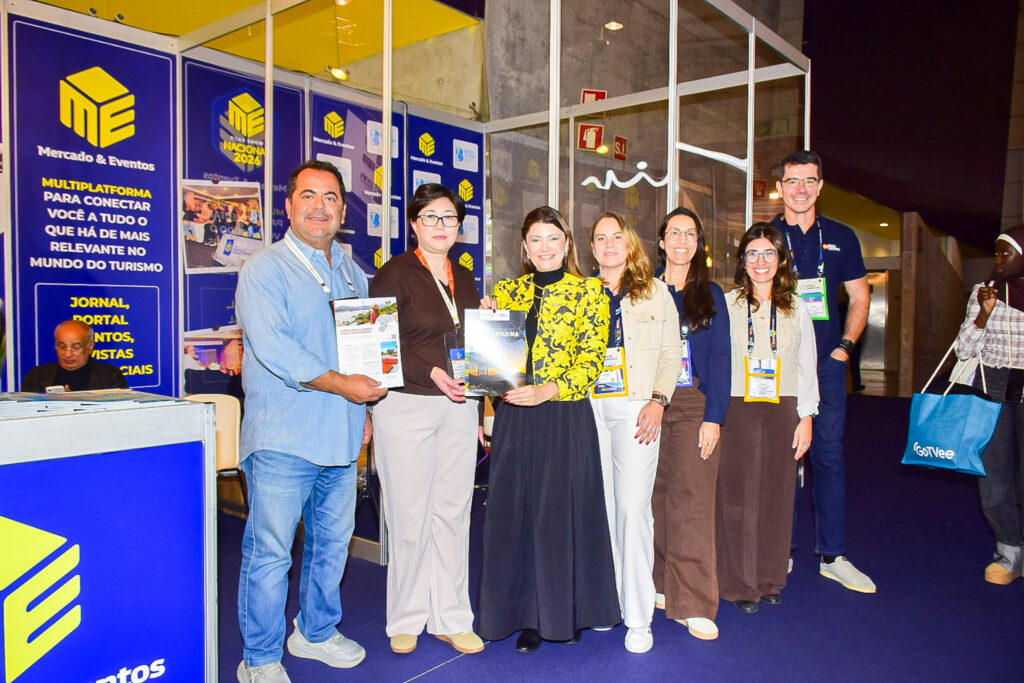 Catiane Seif, secretaria de Turismo de Santa Catarina com cooperados do estado na BTL 2026