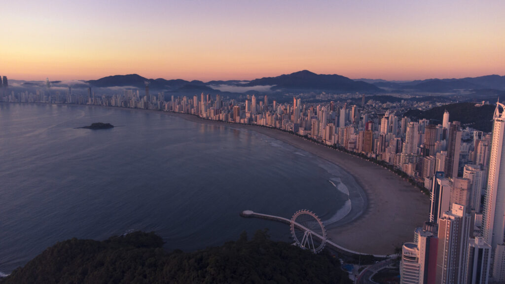 Penha projeta 500 mil turistas no verão e movimenta rede hoteleira no litoral norte de SC