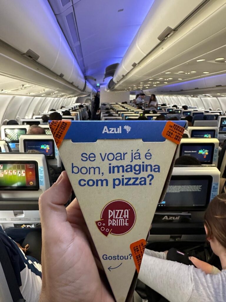 Azul aposta em pizza e Guaraná Antarctica nos voos de Carnaval Azul aposta em pizza e Guaraná Antarctica nos voos de Carnaval