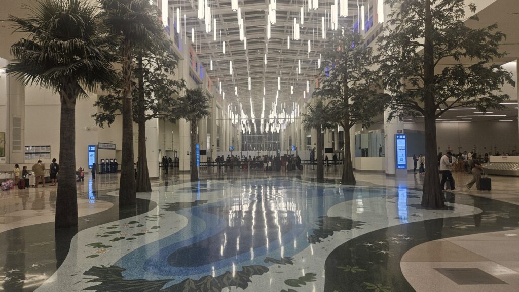Segurança nos aeroportos dos EUA entra em alerta e leva Trump a preparar ordem de pagamento a agentes Segurança