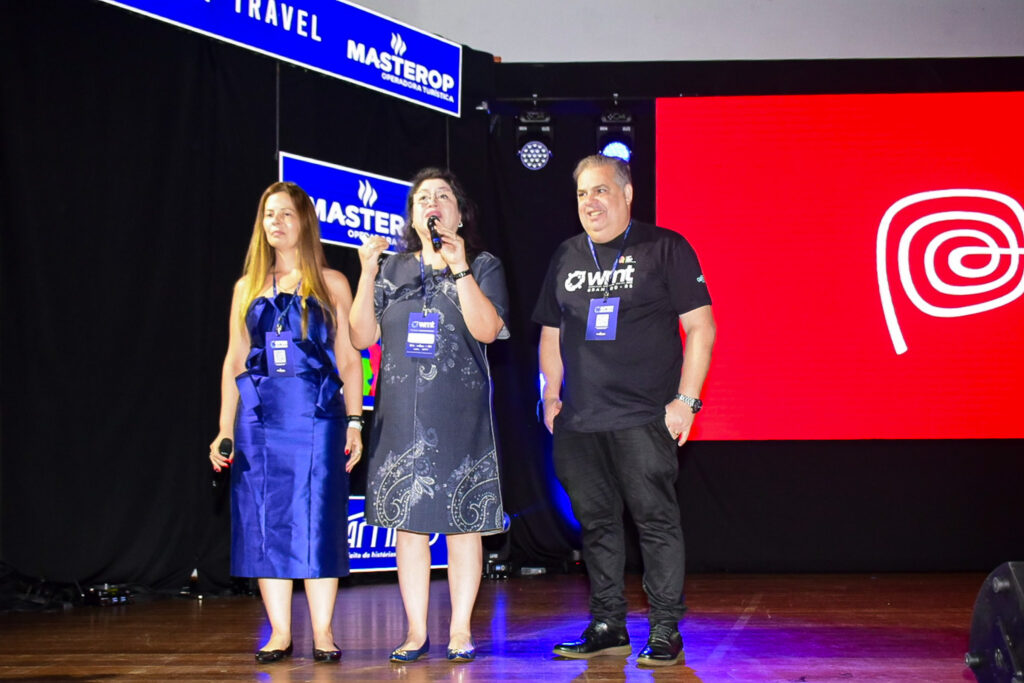 Artur Francisco e Ana Carolina Feitosa, da Masterop, em Gramado, com Milagros Ochoa, da Promperu