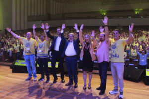 Autoridades da Paraíba e equipe da CVC no palco