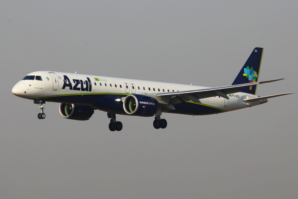 Azul cancela mais de 80 voos após instabilidade global no GPS das aeronaves Embraer E195-E2 Azul