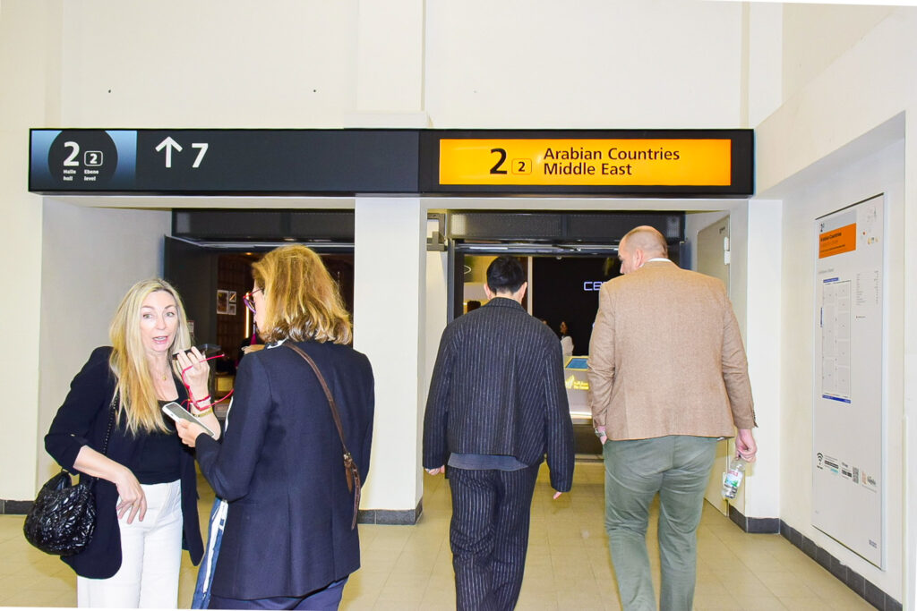 ITB: Conflito no Oriente Médio interrompe operações aéreas e esvazia estandes na maior feira de turismo do mundo Entrada da área dedicada ao às Arábias (Ana Azevedo/M&E) ITB