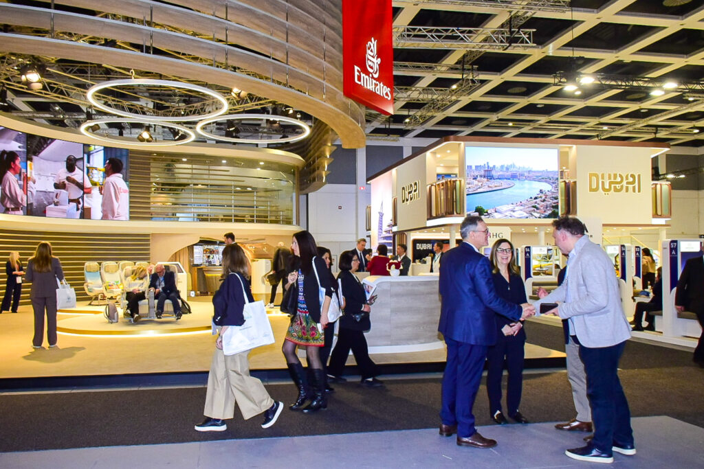 ITB: Conflito no Oriente Médio interrompe operações aéreas e esvazia estandes na maior feira de turismo do mundo Estande da Emirates na ITB 2026
