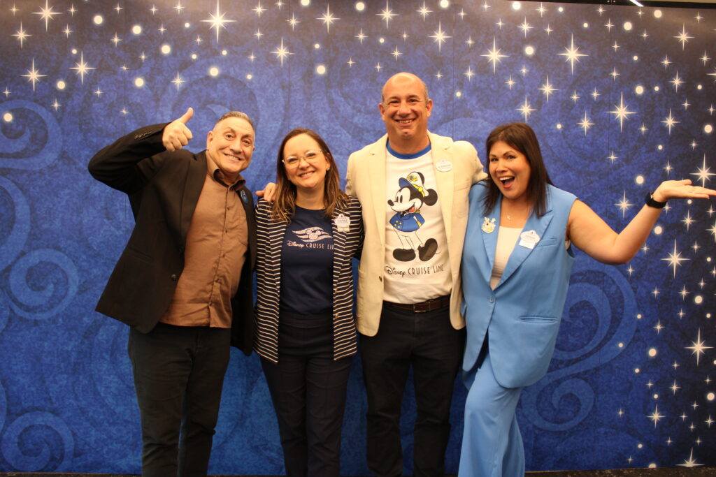 O time da Disney posou junto durante o evento (Felipe Abílio/MeE)