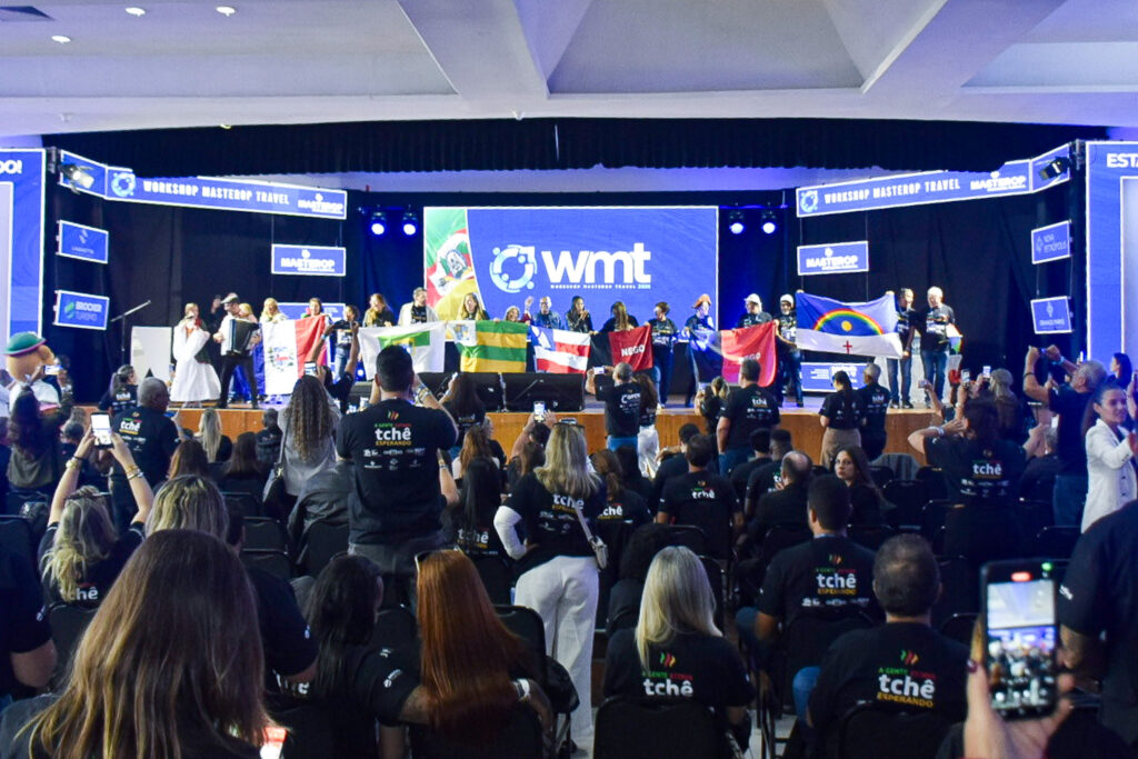 Workshop Masterop 2026 reúne mais de 600 profissionais em Gramado, veja fotos Profissionais do Nordeste exibem as bandeiras de seus estados na convenção da Masterop em Gramado