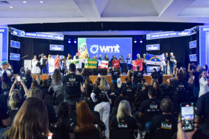 Profissionais do Nordeste exibem as bandeiras de seus estados na convenção da Masterop em Gramado