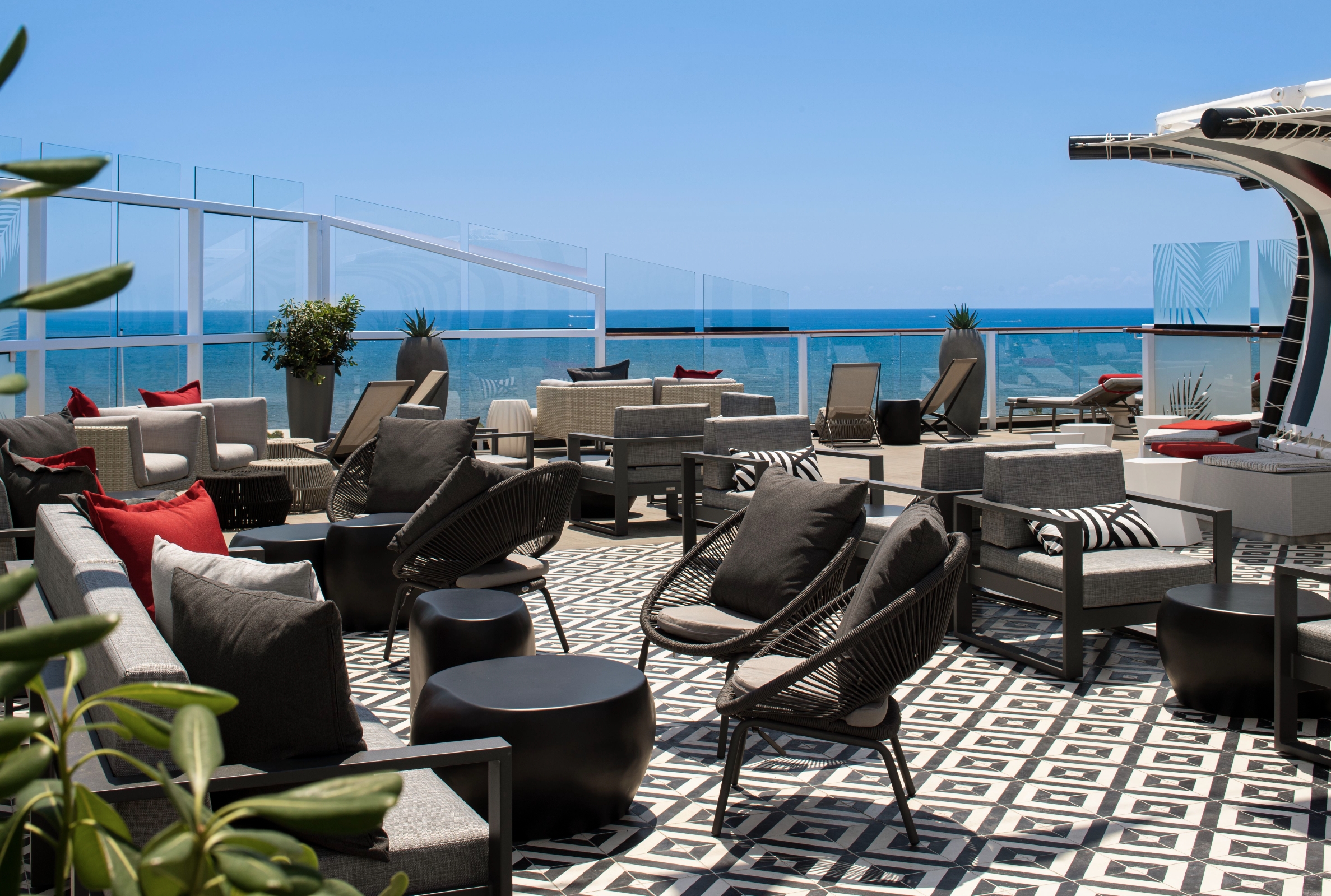R11 Travel realiza visita técnica no Celebrity Equinox com agentes no Rio R11