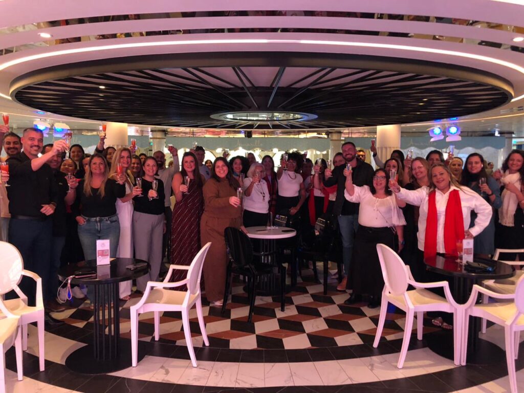 Costa Cruzeiros celebra início do famtour pelo Mediterrâneo com brinde a bordo do Costa Toscana; veja fotos