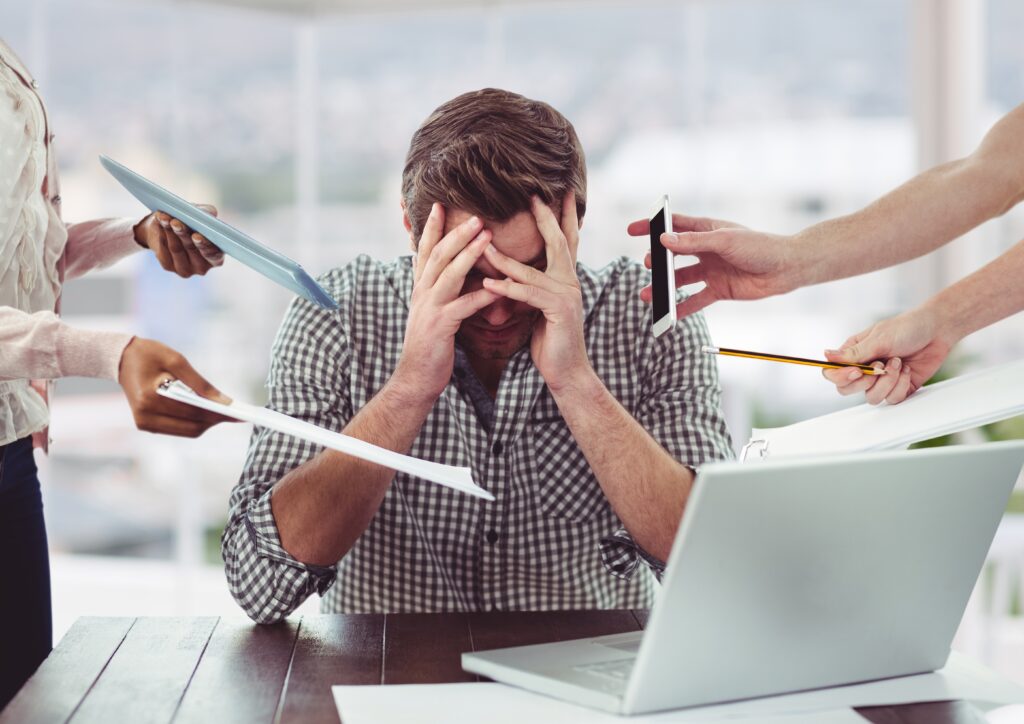 Burnout no trabalho: hotelaria, marketing e transporte lideram alerta no Brasil burnout