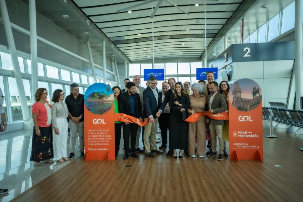 Gol liga Natal a Montevidéu sem escalas e mira novo fluxo internacional Corte de faixa do voo inaugural Natal-Montevidéu; ao centro, Gustavo Tessari e Marcos Tognato, da GOL, com Raoni Fernandes, da Emprotur, e Marina Marinho, da Secretaria de Turismo do RN (Foto: Victor Erlacher Espindula/Divulgação GOL)